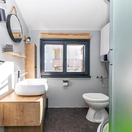 Apartment Gorgeous In Okrug Gornji With Wi-fi