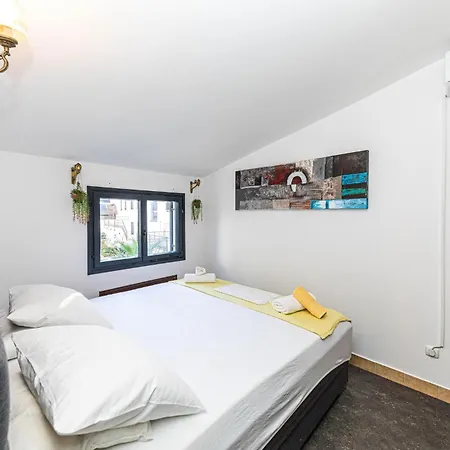 Gorgeous In Okrug Gornji With Wi-fi Apartment